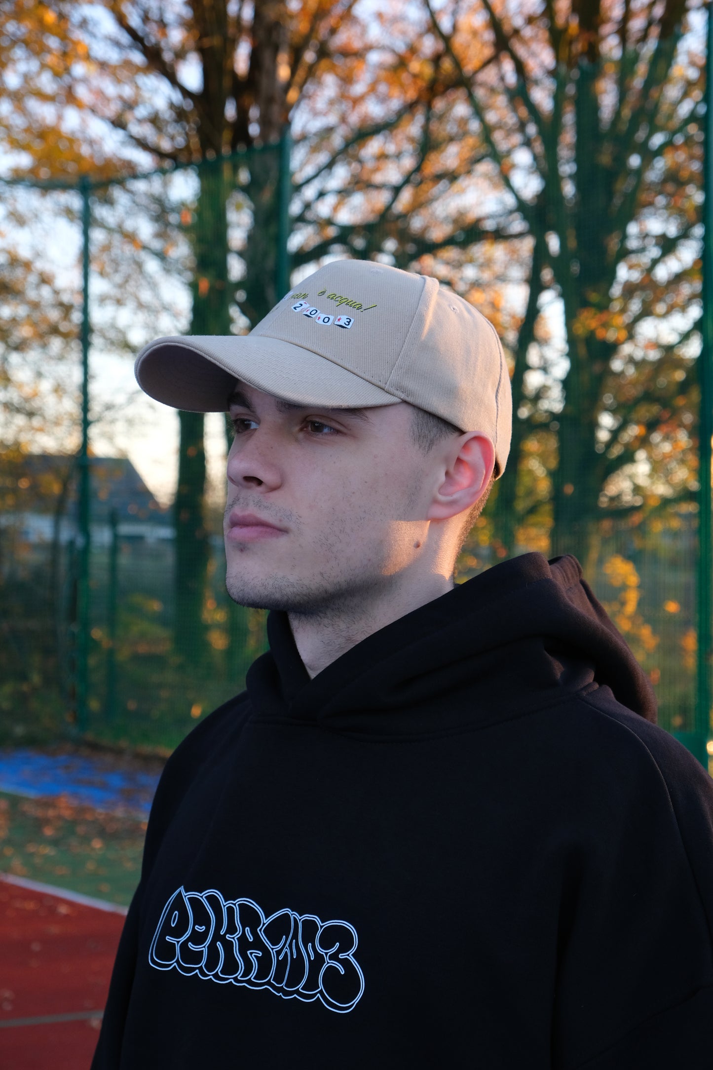 Czapka z daszkiem "La classe non è acqua" - beżowa